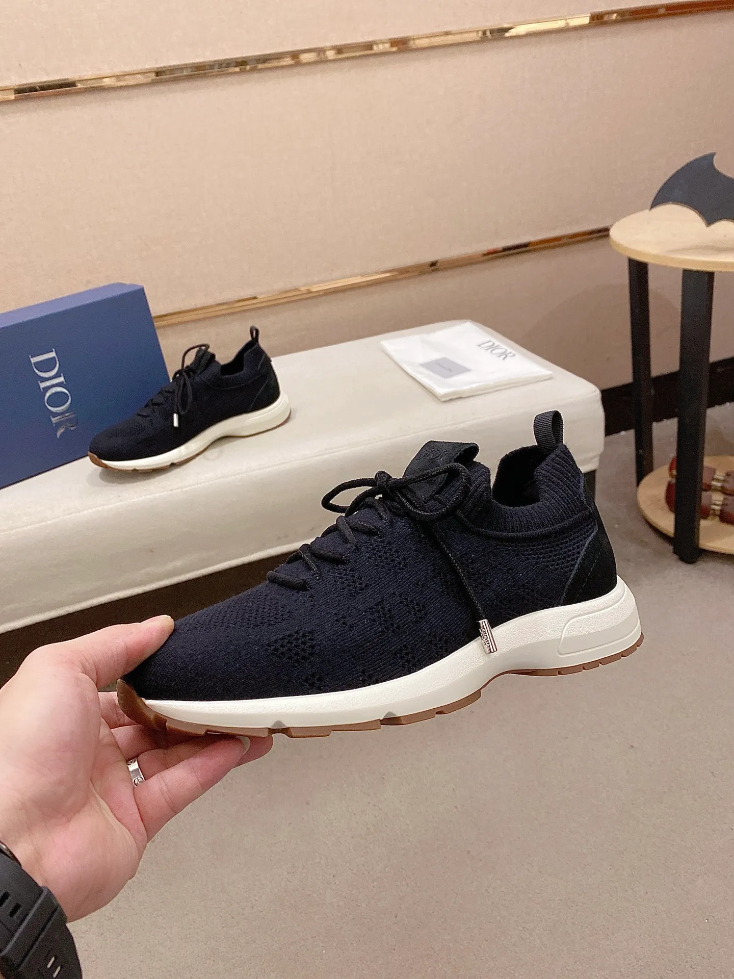 Factory price: 420💰Dior's latest men's fashion sneakers. This item draws inspiration from retro jogging shoes. Featuring a thick, low-top design, it features a mesh fabric upper and an ultra-light rubber foam sole. The side is decorated with an embossed "Di~r" logo. Code number: 39-44 (order 38, 45, 46)